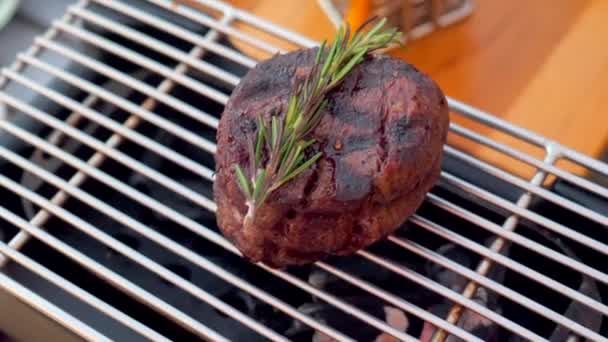Křehký Hovězí Steak Grilu Černého Uhlí Ochucený Rozmarýnem Lahodné Jídlo — Stock video
