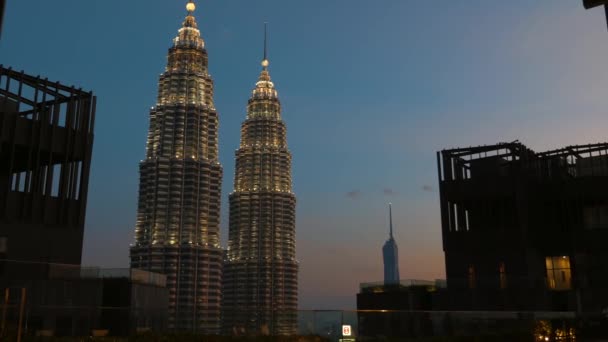 Kuala Lumpur Petronas Kuleleri Gün Batımında Gökdelenden Izlenen Gökyüzünde Dimdik — Stok video