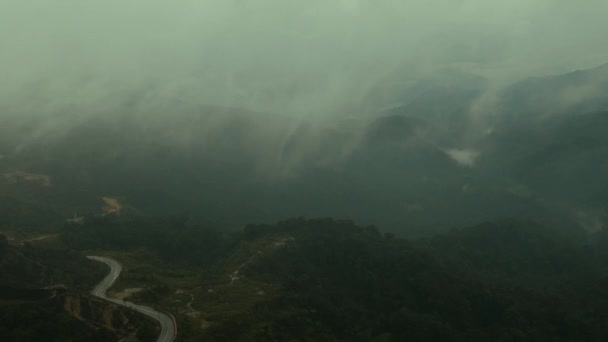 Tempo Chuvoso Adiciona Toque Magia Cenário Montanha Névoa Nuvens Criam — Vídeo de Stock