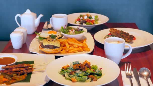Masa Din Lemn Restaurantul Modern Umpluta Mese Delicioase Burgeri Salate — Videoclip de stoc