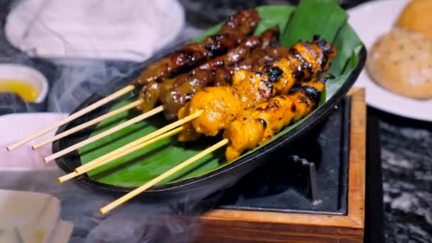 Roasted Chicken Satay Wooden Skewers Served Banana Leaf Onions Sauces — Stock Video