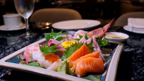 사시미에는 연어등 포함된다 일본의 전통적 식사를 즐기도록 해산물 요리를 곁들인 — 비디오