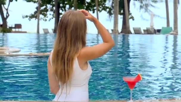 Woman Relaxing Infinity Pool Luxury Hotel Drinking Non Alcoholic Red — 图库视频影像