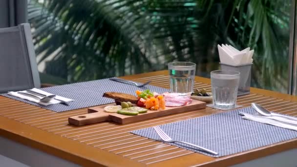 Ober Van Een Luxe Tropisch Restaurant Buitenlucht Serveert Verse Heerlijke — Stockvideo