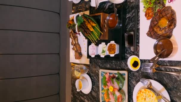 쇠고기 스테이크 해산물 사시미 샐러드 등으로 식당에서 식사를 즐기라 장식용 — 비디오