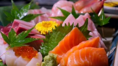 Sashimi setinde hamachi, amaebi ve otoro yer alır. Lezzetli deniz ürünlerini yakından gören bir Japon restoranında güzel bir akşam yemeği. Çiğ balıklı otantik Japon saşimi.