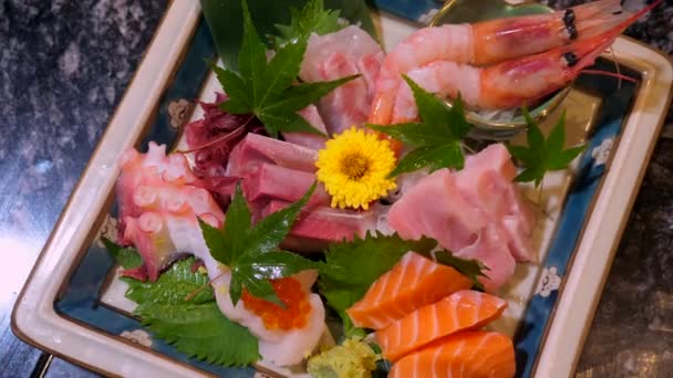 식당에서 생연어 사시미를 것이다 맛있고 해산물 요리에 마루로 아마에 그리고 — 비디오