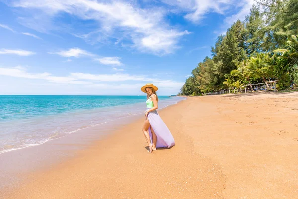 Podróżniczka Strojach Kąpielowych Cieszy Się Tropikalnym Wypoczynkiem Plaży Letni Styl — Zdjęcie stockowe