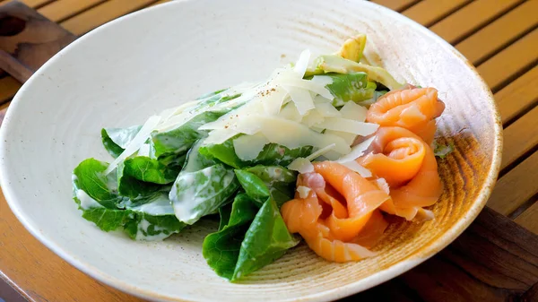 Een Heerlijke Groene Salade Gemaakt Met Verse Groenten Gerookte Zalm — Stockfoto