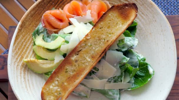 Uma Salada Nutritiva Saborosa Com Legumes Frescos Salmão Defumado Abacate — Vídeo de Stock
