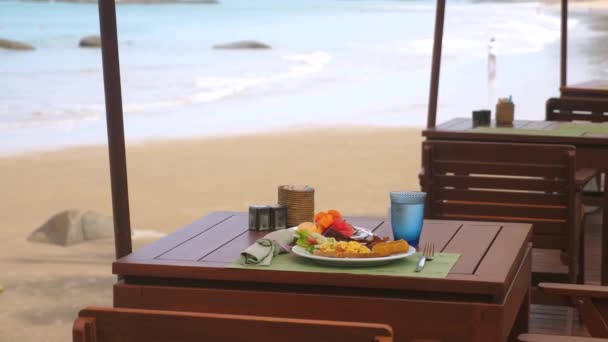 Tropikal Bölgedeki Sahil Kenarı Restoranı Turkuaz Deniz Dalgaları Arka Planı — Stok video