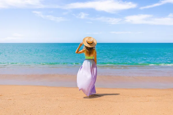 Wanita Menarik Dalam Topi Jerami Dan Melambaikan Rok Berdiri Pantai Stok Foto Bebas Royalti