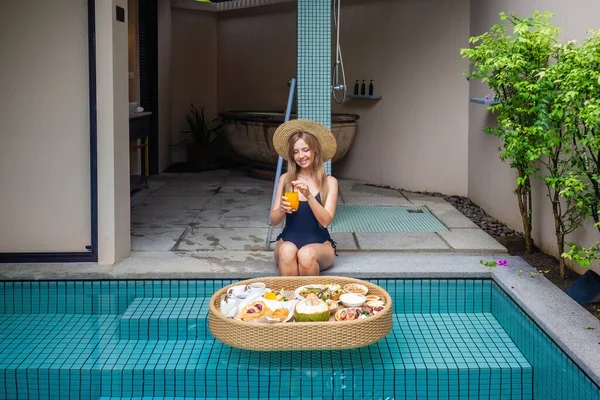 Női Utazó Nyaralni Egy Trópusi Villa Élvezze Lebegő Reggeli Ivás — Stock Fotó