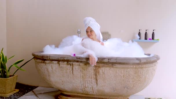 Happy Sorrindo Bela Jovem Luxuoso Hotel Spa Relaxa Uma Banheira — Vídeo de Stock