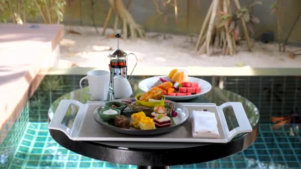 Luxuriöse Villa Mit Pool Und Tropischem Grün Serviert Frühstück Auf — Stockvideo