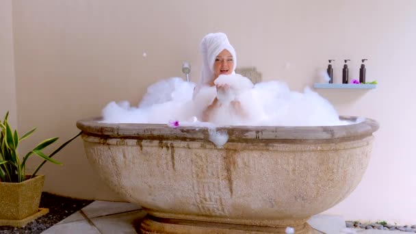 Hermosa Mujer Soplando Espuma Cámara Lenta Mientras Lava Baño Lujo — Vídeos de Stock