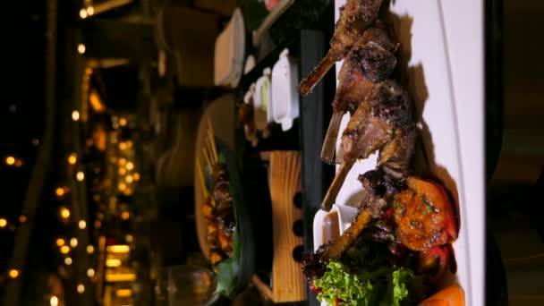 Costelas Cordeiro Grelhadas Servidas Quentes Prato Restaurante Luxo Cozinha Gastronômica — Vídeo de Stock