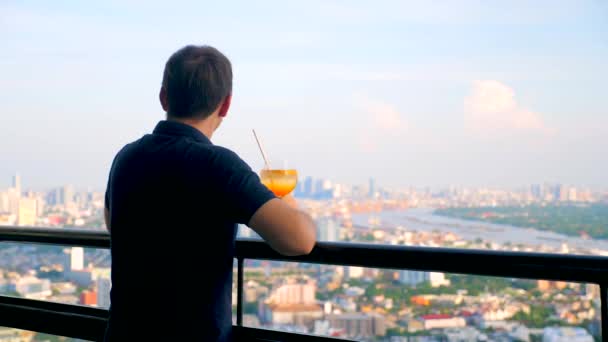 Ein Erwachsener Mann Steht Mit Einem Cocktail Vor Einem Luxuriösen — Stockvideo