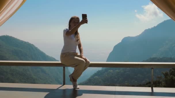 Blogger Călătorie Înregistrează Selfie Uri Video Sau Salutări Pentru Blog — Videoclip de stoc