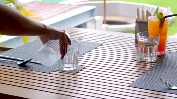 Zbliżenie Ujęcia Kelnera Wlewającego Świeżą Wodę Pitną Szklanki Luksusowej Zewnętrznej — Wideo stockowe