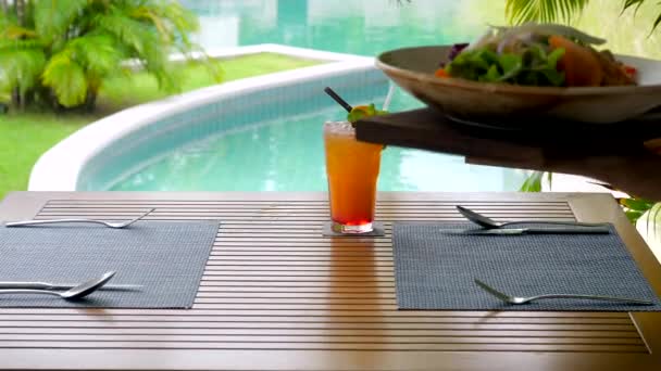 Tropical Setting Waiter Carefully Arranges Table Outdoor Restaurant Shimmering Pool — Stock Video