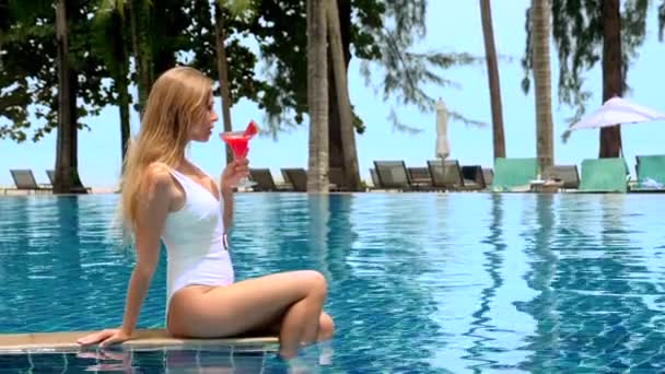 Genç Bir Kadın Lüks Plaj Otelinde Alkolsüz Kokteyl Içerek Yüzme — Stok video