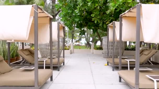 리조트에 라운지 의자에 일광욕을 즐기고 — 비디오