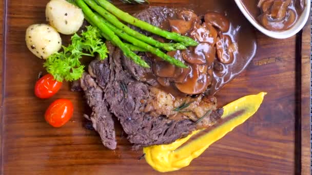 Close Juicy Beef Steak Grilled Vegetables Wooden Board Slow Motion — Stock Video