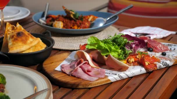 Finom Olasz Konyha Étteremben Luxus Szállodában Fából Készült Asztal Vacsorával — Stock videók