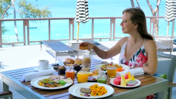 Pazar Kahvaltısı Yapan Genç Bir Kadın Lüks Oteldeki Açık Hava — Stok video