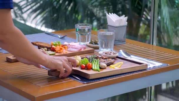 Servitris Dukar Bordet Restaurang Middag Eller Lunch Ett Café Med — Stockvideo