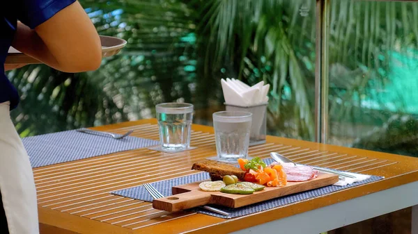 Camarero Lujoso Restaurante Tropical Aire Libre Sirve Comida Fresca Deliciosa — Foto de Stock