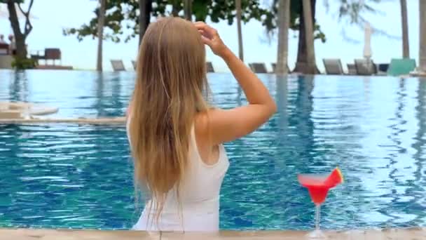 Vrouw Ontspannen Infinity Zwembad Aanraken Van Haar Genieten Van Natuur — Stockvideo