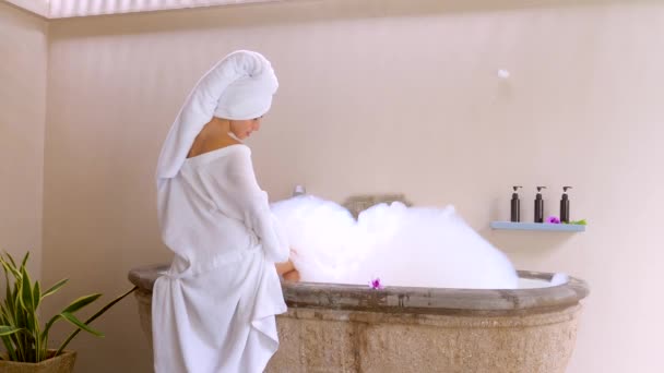 아름다운 목욕을 즐기고 럭셔리 호텔에서의 스킨케어 상품들 타월을 욕조에서 편안하게 — 비디오