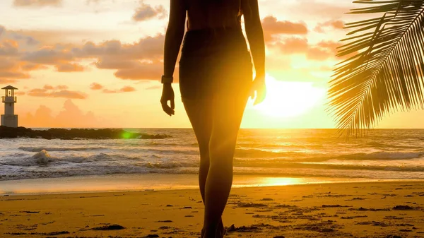 Film Kobietą Spacerującą Tropikalnej Plaży Zachodzie Słońca Turystka Wakacjach Powolny — Zdjęcie stockowe
