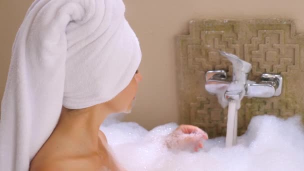 Młoda Kobieta Kąpieli Bąbelkami Wyłącza Wodę Kranie Uspokajając Atmosferę Koncepcja — Wideo stockowe