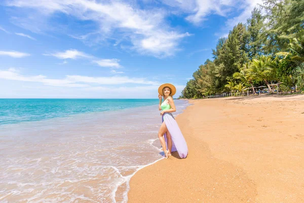 Podróżniczka Strojach Kąpielowych Cieszy Się Tropikalnym Wypoczynkiem Plaży Letni Styl — Zdjęcie stockowe