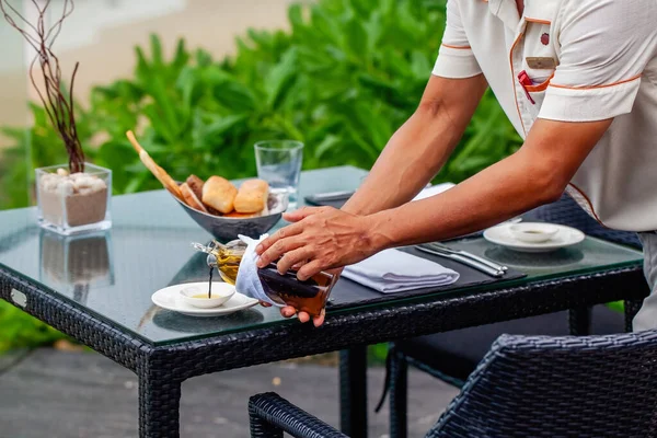 Garson Deniz Manzaralı Bir Restoranda Masa Servisi Yapıyor Misafirler Romantik — Stok fotoğraf