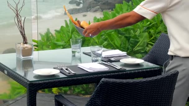 Ober Serveert Een Tafel Een Restaurant Met Uitzicht Zee Gasten — Stockvideo