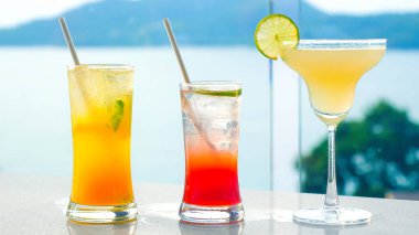 Canlı renklerde meyveli kokteyller yaz tatili için harika bir ikramdı. Otelin yüzme havuzunda rahatla, denize bak, bu ferahlatıcı içeceklerin tadını çıkar..