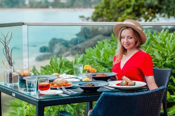 Egy Női Utazó Egy Asztalnál Egy Luxus Üdülőhely Étteremben Trópusi — Stock Fotó