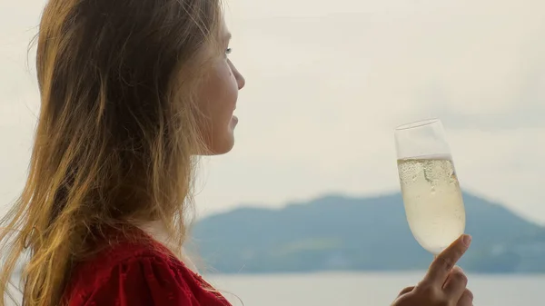 女人在夏日的夕阳下享受奢华派对 在海滨的背景下举杯香槟酒 在浪漫假期享受奢华假期的女孩 — 图库照片