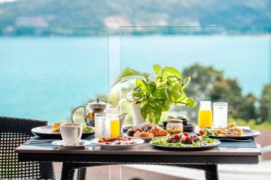 Deniz manzaralı bir masada nefis bir kahvaltı. Yaz tatili ya da hafta sonu kaçamağı için mükemmel. Seyahat, tatil, yaz tatili. Phuket Adası, Tayland, Asya