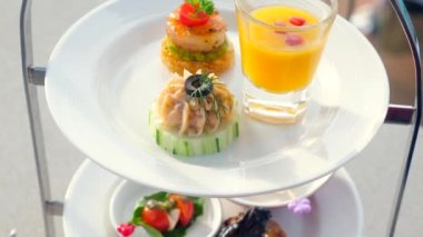 Nefis bir şekilde dekore edilmiş öğle yemeği, farklı atıştırmalıklar aperatifler, mezeler ve deniz manzaralı açık büfe mezeler. Avrupa mutfağı. Şarap için aperatif.