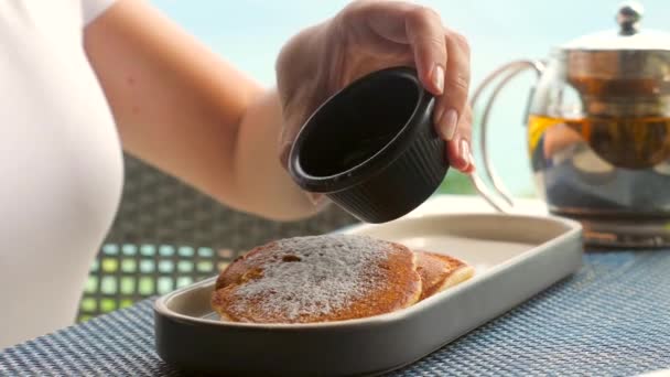 Wanita Menuangkan Sirup Maple Pancake Saat Sarapan Kafe Terbuka Dessert — Stok Video
