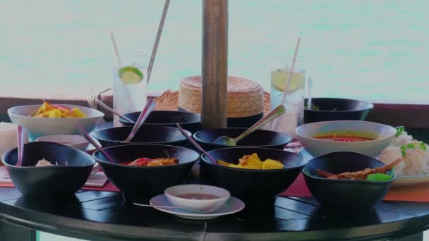 Традиционная Тайская Еда Морском Ресторане Различные Тарелки Экзотическими Пряными Блюдами — стоковое видео