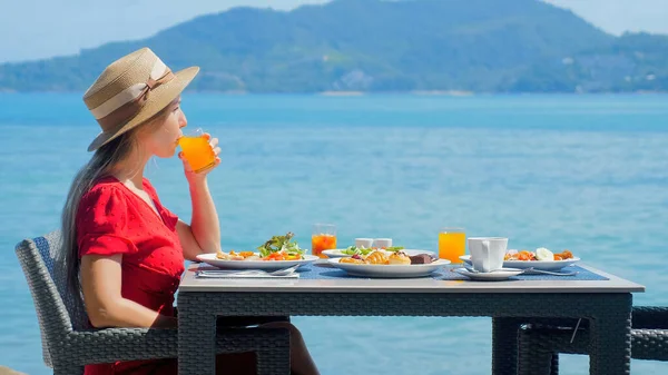 Lüks Restoranda Tropik Yerlerde Deniz Kenarında Tatil Kahvaltı Masası Lüks — Stok fotoğraf