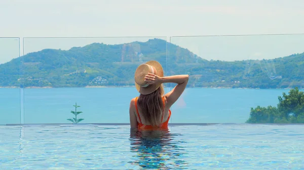 Vacation Woman Hat Sunbathes Resort Pool Enjoying Her Travel Holiday — Stock Photo, Image
