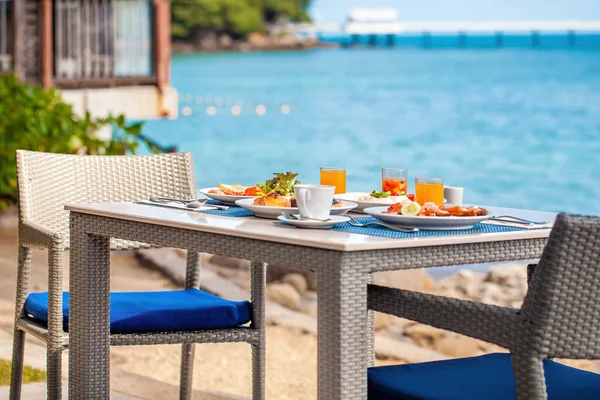 Deniz Kenarındaki Lokantada Deniz Manzaralı Dalgalı Kahvaltı Masası Lüks Oteldeki — Stok fotoğraf