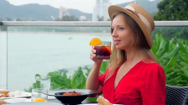 Tatil Tatilindeki Güzel Bir Kız Alkollü Bir Kokteyl Ile Lezzetli — Stok video
